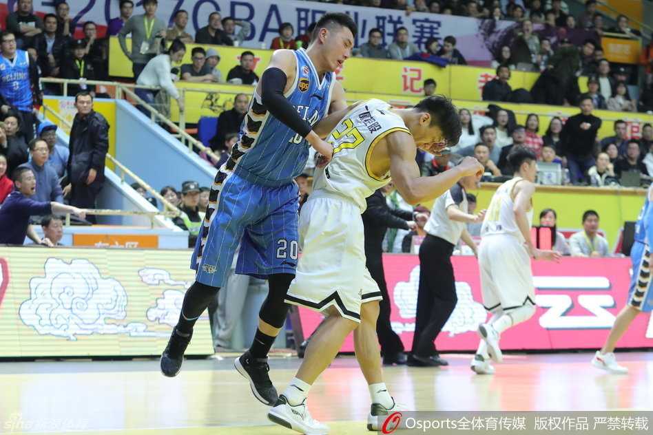 怒火篮坛:京城悍将与宝岛野兽的瞬间纠缠 冲突瞬间升级,翟晓川右手挥拳击向林志杰,林志杰身体后仰,双方球员蜂拥而上试图将两人隔开。