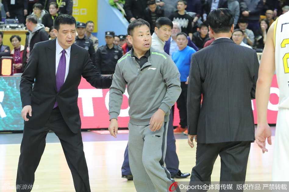 怒火篮坛:京城悍将与宝岛野兽的瞬间纠缠 多名身穿白色球衣的北京队队友紧紧抱住翟晓川,将他与林志杰隔开,防止冲突进一步扩大。