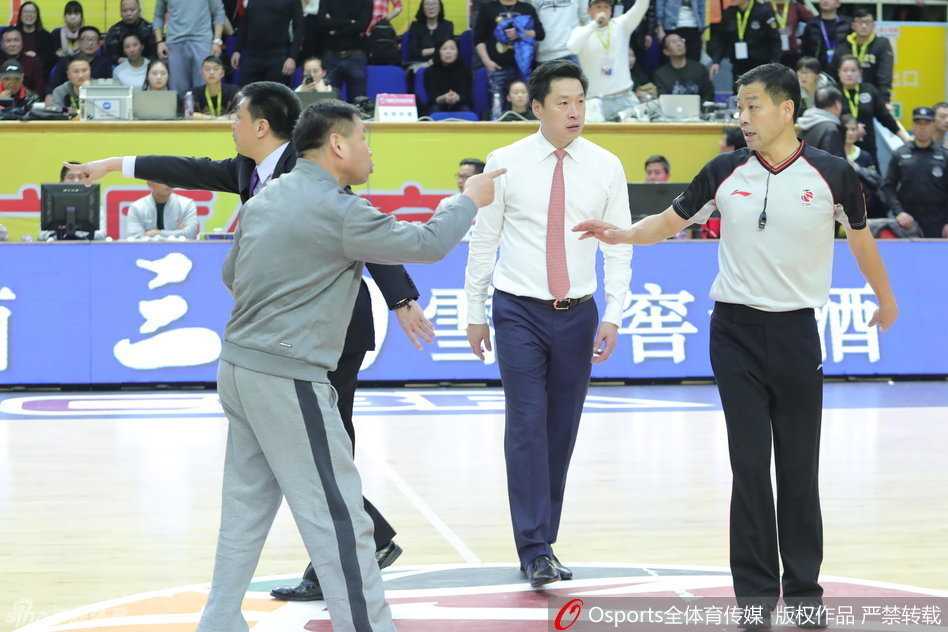 怒火篮坛:京城悍将与宝岛野兽的瞬间纠缠 裁判与技术台工作人员共同观看录像回放,商议对翟晓川和林志杰冲突的最终判罚,现场气氛紧张。
