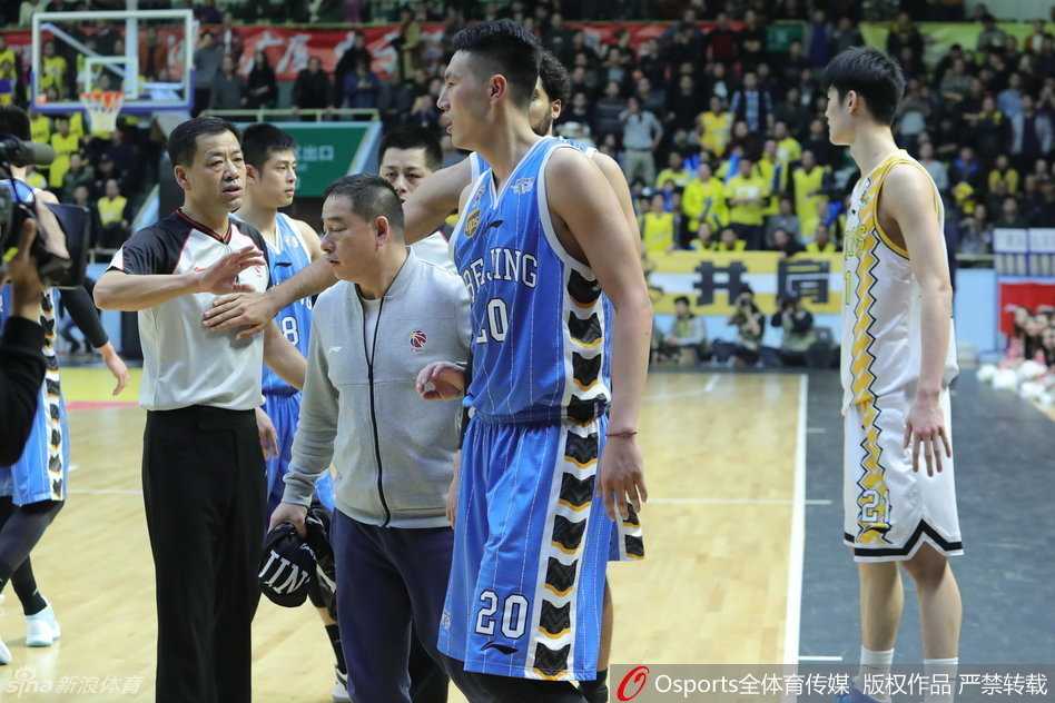 怒火篮坛:京城悍将与宝岛野兽的瞬间纠缠 广厦队主教练李春江并未冲向冲突中心,而是冷静地站在技术台前,双手比划着与裁判进行交涉。
