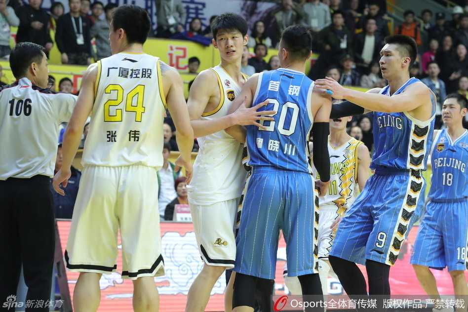 怒火篮坛:京城悍将与宝岛野兽的瞬间纠缠 北京队主教练闵鹿蕾用力拉住情绪激动的翟晓川,在他耳边不停叮嘱劝说,试图让弟子冷静下来。