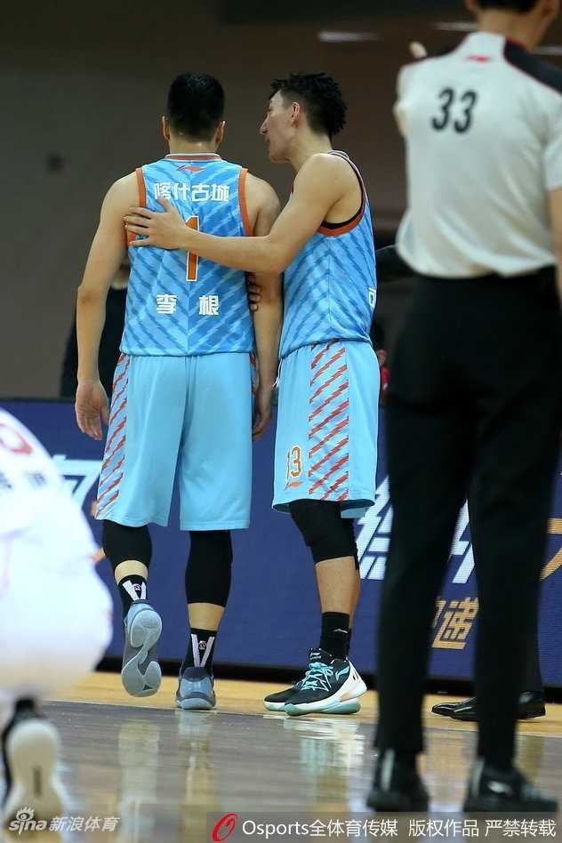 怒火难平指苍天,李根争议离场卫冕冠军上演惊天逆转 李根在队友的簇拥下被迫离场,眼神中仍充满不甘与愤怒,背影写满遗憾,通道口仿佛是他此刻的赛场终点
