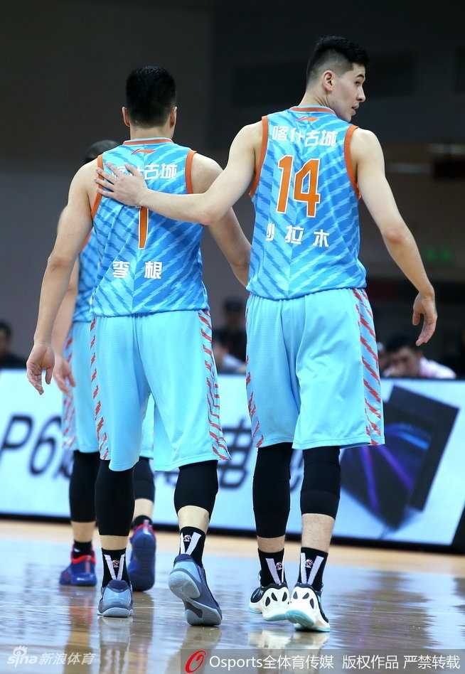 怒火难平指苍天,李根争议离场卫冕冠军上演惊天逆转 李根情绪完全失控,面对裁判双手摊开似乎在愤怒咆哮,脸部肌肉紧绷青筋暴起,赛场气氛凝固到冰点