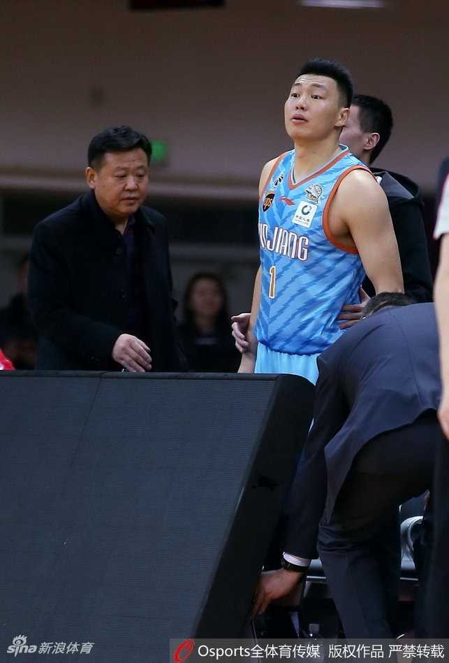 怒火难平指苍天,李根争议离场卫冕冠军上演惊天逆转 裁判双手交叉做出夺权手势眼神坚定,面对球员的怒火依然维护规则尊严,这一手势成为当晚最冰冷的判决