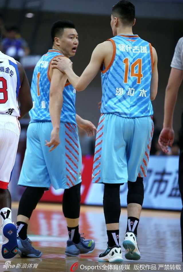 怒火难平指苍天,李根争议离场卫冕冠军上演惊天逆转 李根双眼圆睁怒不可遏,右臂直伸食指如剑直指裁判,身旁队友奋力阻拦却难掩其冲天怒火