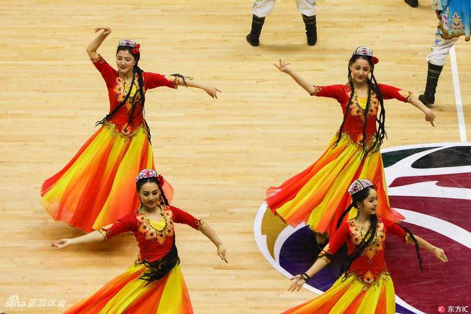 表演结束后，啦啦宝贝们在场上向观众致意，背景是座无虚席的热烈赛场