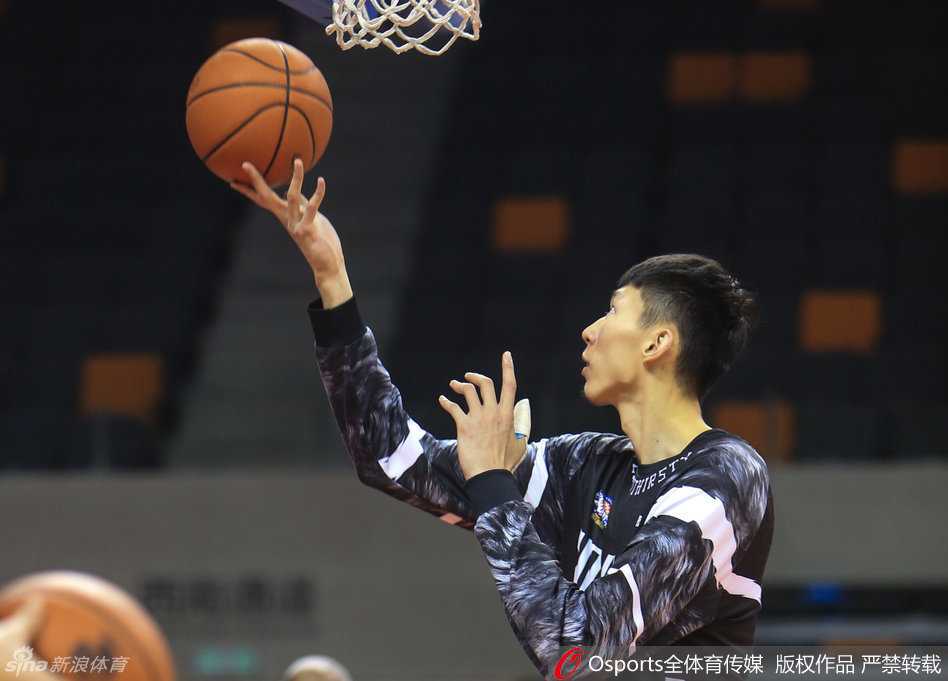 训练结束后，周琦接受记者采访，面对镜头平静地谈论自己的伤势，李根则被众多记者团团包围