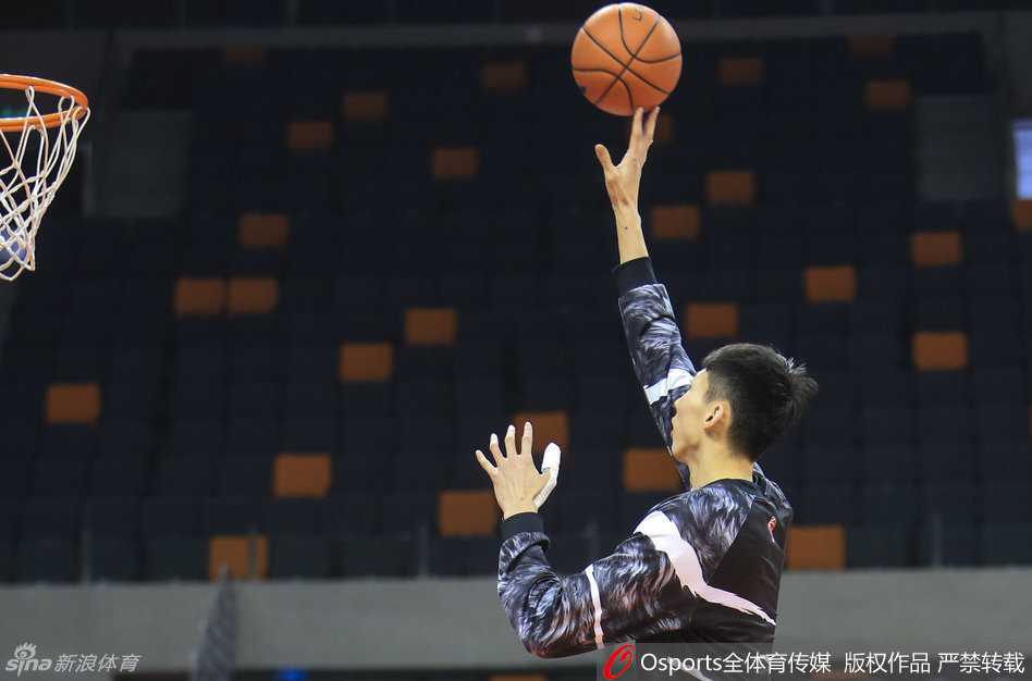 周琦参与球队训练，他轻松完成右手挑篮，眼神自信，似乎已将伤痛抛在脑后