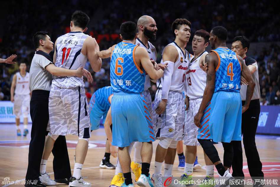 亚当斯在跨过周鹏后，面对围拢上来的广东球员，他摊开双手，脸上写满了无辜和困惑，仿佛在向裁判解释自己并非有意为之。