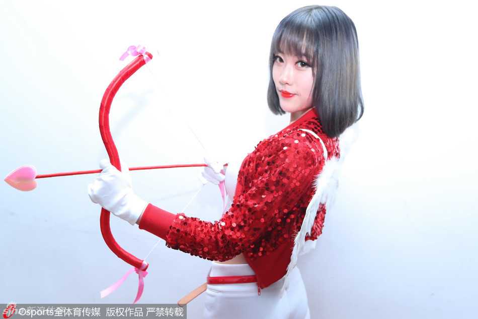 篮球宝贝们在更衣室手持玫瑰合影，对着镜头展现靓丽身形和甜美笑容