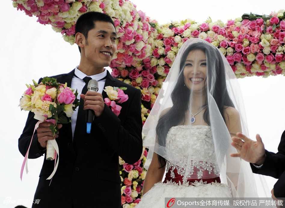 一对白发苍苍的老教练夫妇在球场边指导小球员，岁月染白了头发，却带不走他们对篮球共同的热爱。