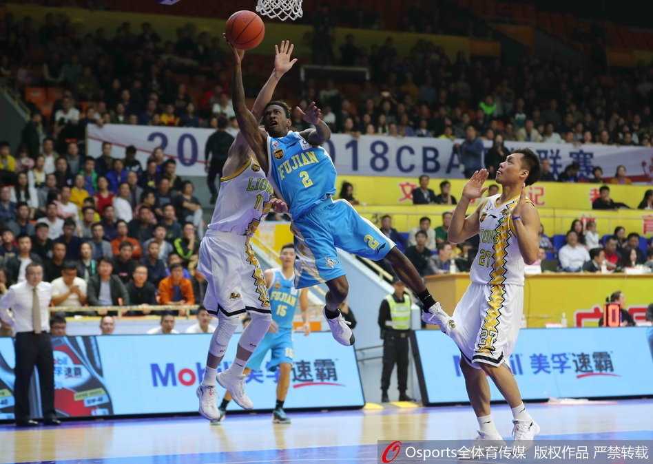 战火重燃 光影定格——回首CBA二零一七至二零一八赛季揭幕风云 防守悍将眼神如炬,他筑起的内线长城让对手的每一次突破都举步维艰,这是肌肉与意志的正面交锋。