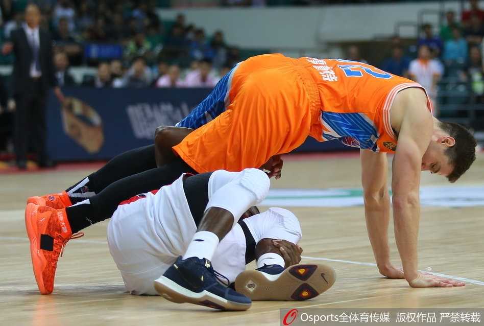 战火重燃 光影定格——回首CBA二零一七至二零一八赛季揭幕风云 新星腾空而起,面对补防毫无惧色,单手劈扣震撼篮筐,宣告着新生代力量的强势崛起。