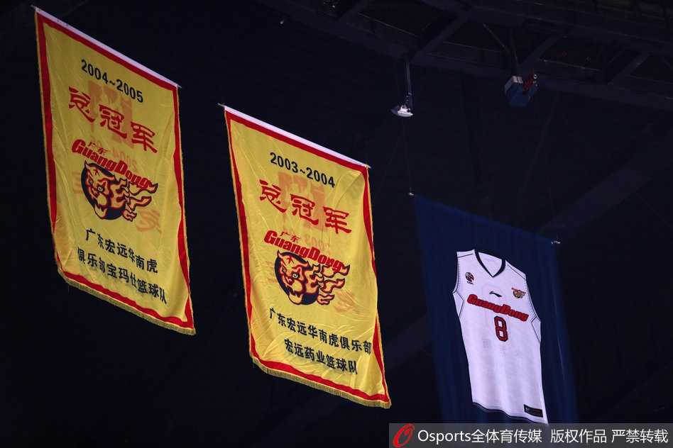 战火重燃 光影定格——回首CBA二零一七至二零一八赛季揭幕风云 球场灯光如昼,球员们在万人瞩目下全力追防,那飞洒的汗水折射出的是职业赛场最动人的光芒。