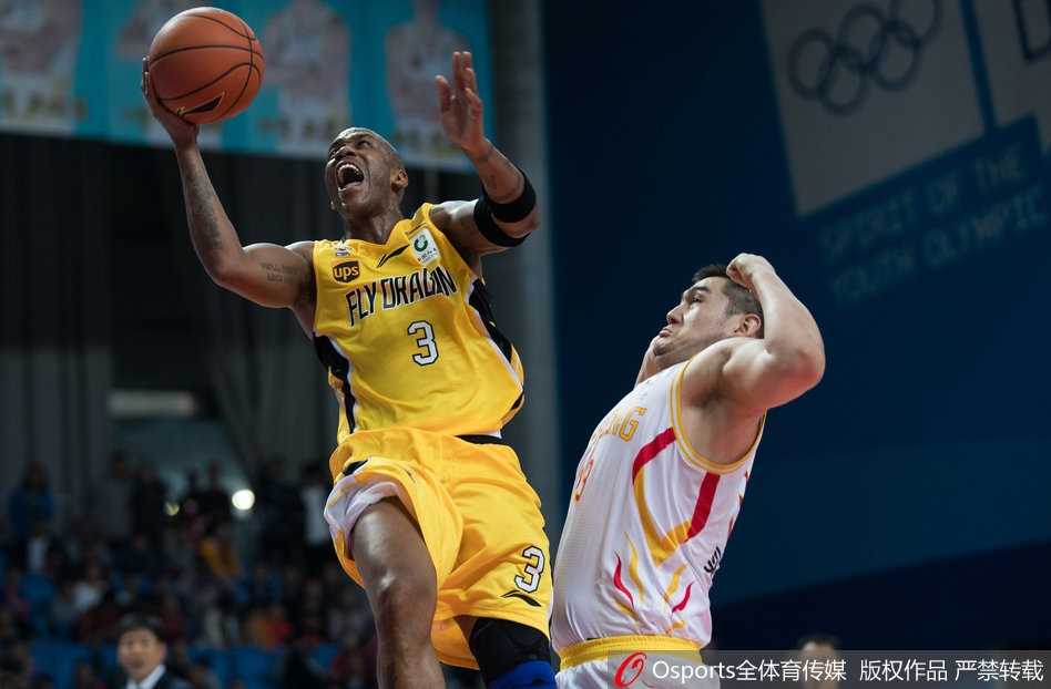 战火重燃 光影定格——回首CBA二零一七至二零一八赛季揭幕风云 底线球发出的瞬间,数名球员同时跃起争抢,高度与力量的比拼在这一刻凝固成永恒的战斗画面。