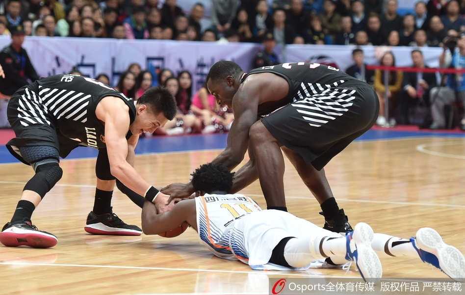 战火重燃 光影定格——回首CBA二零一七至二零一八赛季揭幕风云 外援与队友击掌相庆,这一刻无需言语,眼神中的信任与默契已足以点燃全场,团队篮球的魅力尽显。