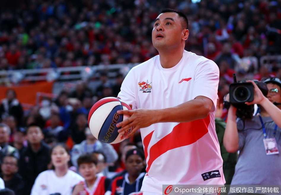 战神再燃烽火!回眸2018WCBA全明星赛的跨界盛宴与传奇瞬间 八一女篮核心露雯在全明星正赛中持球突破,她眼神犀利,步伐矫健,全场砍下21分,最终荣膺全明星MVP殊荣。