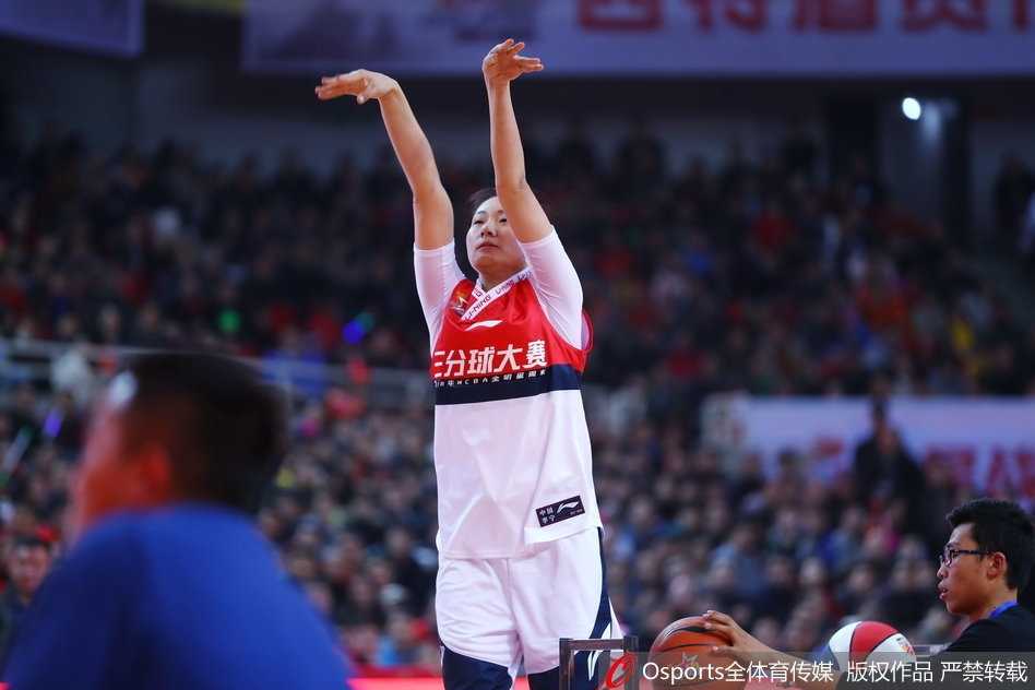 战神再燃烽火!回眸2018WCBA全明星赛的跨界盛宴与传奇瞬间 刘玉栋与队友在混合三分球大赛中配合后击掌庆祝,他目光如炬,举手投足间依然流露出当年横扫千军的