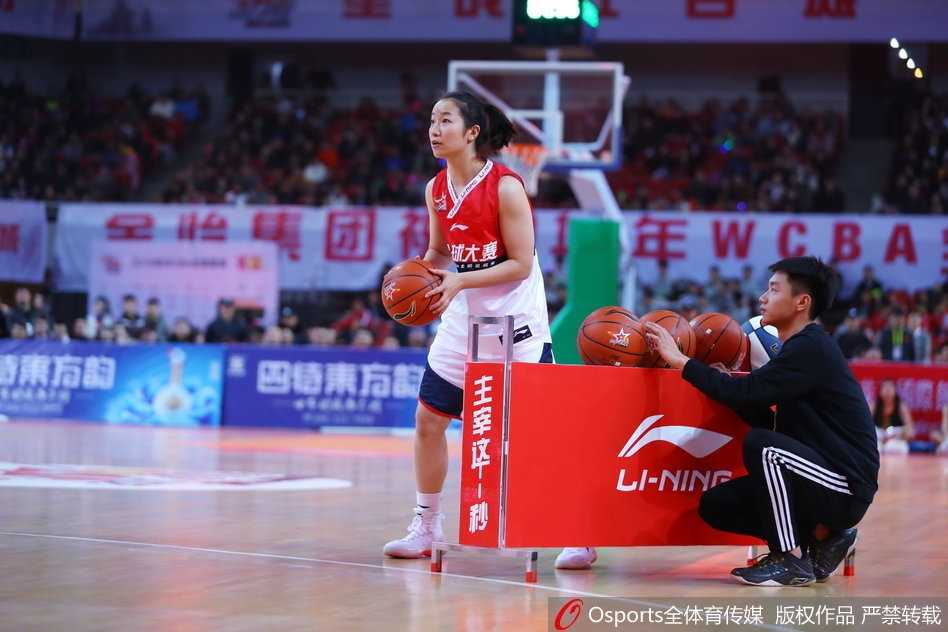 战神再燃烽火!回眸2018WCBA全明星赛的跨界盛宴与传奇瞬间 夺冠后的刘玉栋、金佳宝与队友在混合三分球大赛颁奖仪式上合影留念,三人的笑容交织着传承的喜悦与荣耀的光芒。