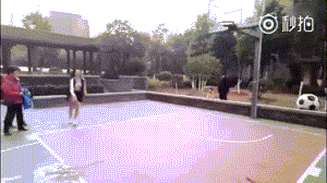 户外主播小玉:球场上的风景线,用热爱定义运动美学 动图记录下小玉在罚球打赌失败后,信守承诺在球场中央原地跳动,展现出她活泼开朗、言而有信的性格。