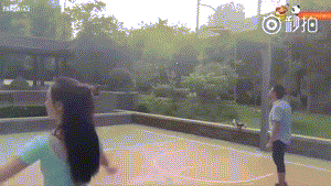 户外主播小玉:球场上的风景线,用热爱定义运动美学 动图中,小玉坐在室内弹奏尤克里里,神情专注,音乐才华横溢,丰满的身材与文艺的气质形成鲜明反差。