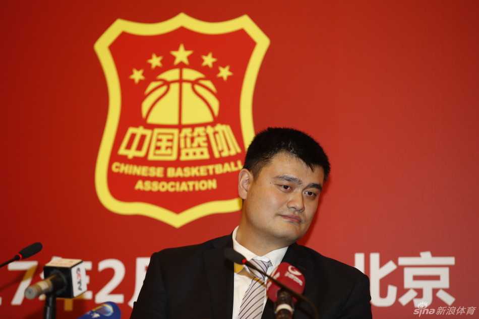 新闻发布会上，姚明从容应对媒体提问，嘴角带着一丝笑意，用他一贯的幽默与高情商化解着一个个尖锐问题