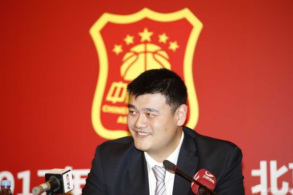 在庄重的选举现场，姚明全票当选后神情专注，目光坚定地望向远方，仿佛已开始勾勒中国篮球的改革蓝图