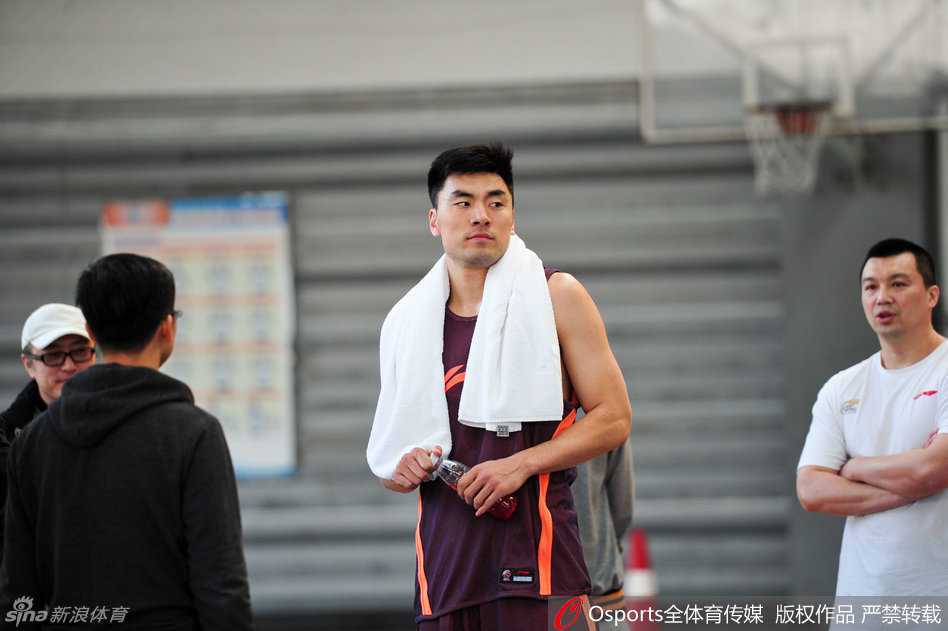 折戟沈阳:李晓旭的体测补考与那惊魂一滑 训练馆的地板上映射出李晓旭孤独的影子,汗水滴落在地板上,折射出他为了回归赛场付出的艰辛努力。