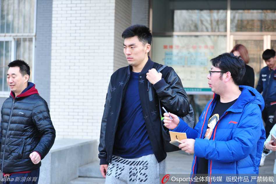 折戟沈阳:李晓旭的体测补考与那惊魂一滑 场边的辽宁男篮工作人员神情紧张地注视着场内,有人双手合十默默祈祷,有人紧握拳头为李晓旭捏一把汗。