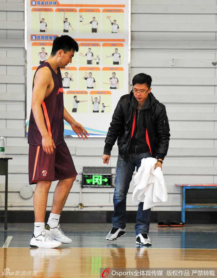 折戟沈阳:李晓旭的体测补考与那惊魂一滑 李晓旭在折返跑测试中全力冲刺,咬紧牙关,肌肉线条紧绷,尽管场地湿滑依然拼尽全力奔向终点。