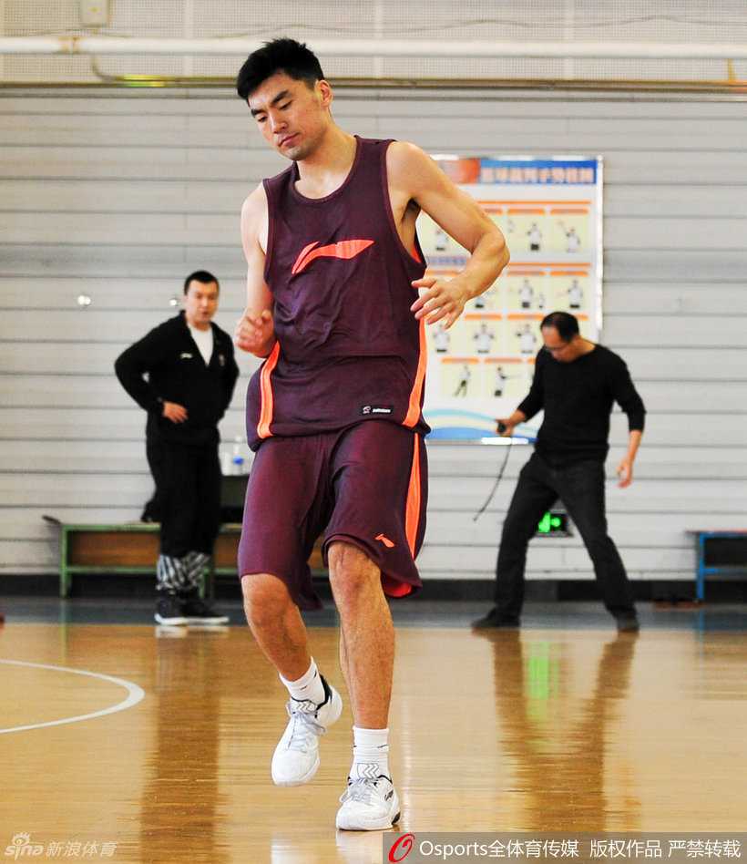 折戟沈阳:李晓旭的体测补考与那惊魂一滑 李晓旭坐在场边的凳子上,用白色毛巾盖住头,肩膀微微起伏,周围是空旷的看台和尚未散去的失意。