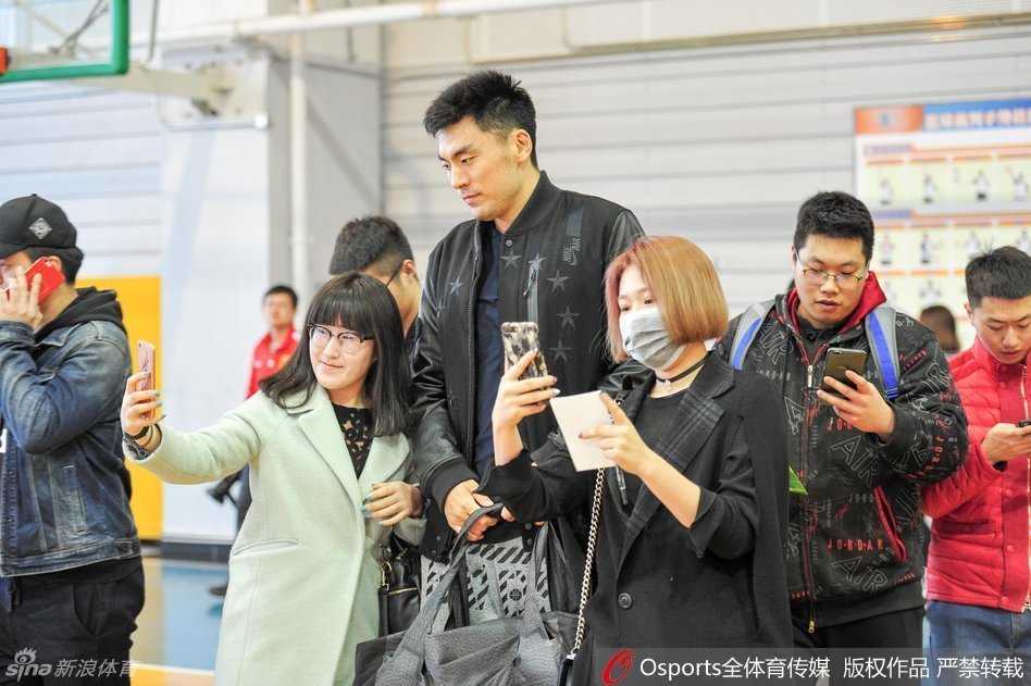 折戟沈阳:李晓旭的体测补考与那惊魂一滑 一位小球迷在训练馆外偶遇李晓旭,眼神中满是崇拜与关切,李晓旭略显疲惫但依然俯身满足他的合影愿望。