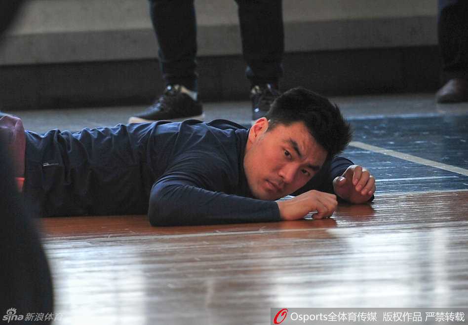 折戟沈阳:李晓旭的体测补考与那惊魂一滑 李晓旭神情低落地走出训练馆,身后是冰冷的铁门和无法通过的体测成绩单,眼神中充满了不甘与失落。