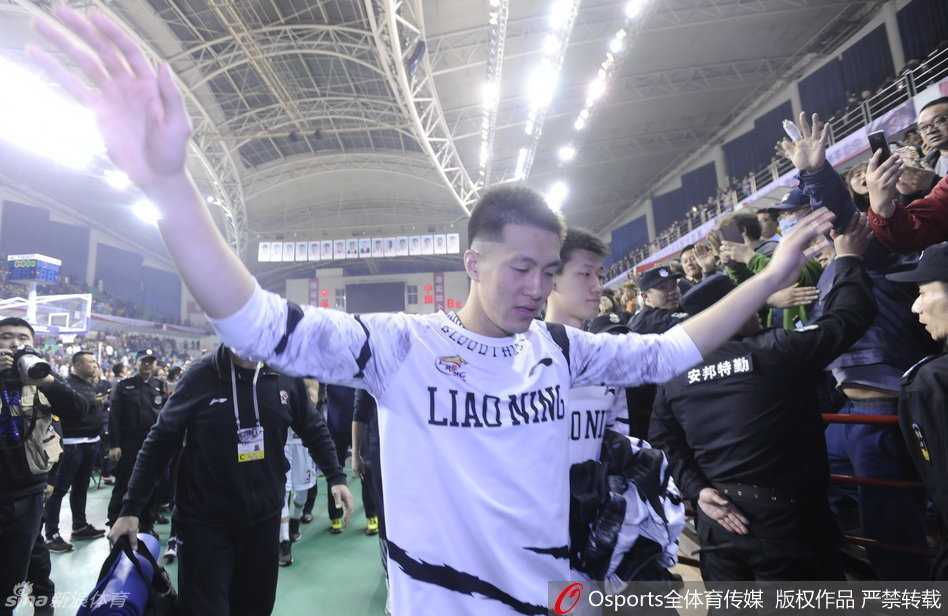 外援哈德森神情落寞地坐在场边，眼神中透露出拼尽全力后的疲惫与对比赛失利的无奈和不甘