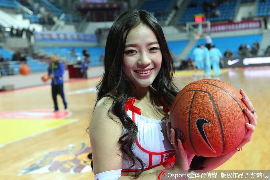 表演结束后，女孩们簇拥在一起合影留念，她们身后是巨大的篮球场。护士服与场馆内的运动元素形成鲜明对比，记录下这个属于她们和护士节的特别夜晚。