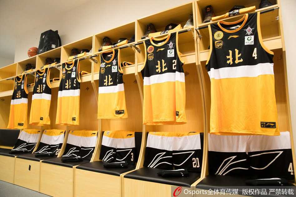 探秘全明星幕后:深圳更衣室里的荣耀与隐忧 球员通道的入口处,贴有南区明星队标志的装备包散落在地板上,包身沾染着刚踩过的鞋印,暗示着主人已经迫不及待冲向前方战场。