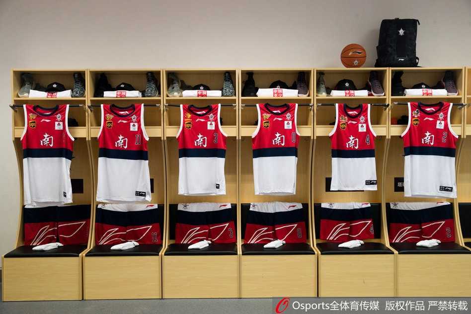 探秘全明星幕后:深圳更衣室里的荣耀与隐忧 赛后,一名工作人员正在整理更衣室内杂乱的衣架和包装袋,狂欢过后的狼藉与几小时前的井井有条判若两地,仿佛一场盛宴的落幕。