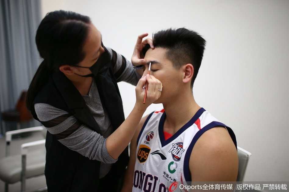 探秘广州龙狮队化妆间 光影定格在传奇起航的2017年秋天 拍摄完成,球员们整理衣装准备离场,身后的背景板与散落的器材记录着这场光影盛宴,而前方的赛场才是他们真正的战场。