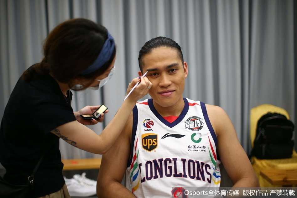 探秘广州龙狮队化妆间 光影定格在传奇起航的2017年秋天 状元郎陈盈骏端坐在化妆镜前,化妆师为他打理发型,灯光下的每一根发丝都在诉说着一个新赛季、一个新希望在广州龙狮悄然萌芽。