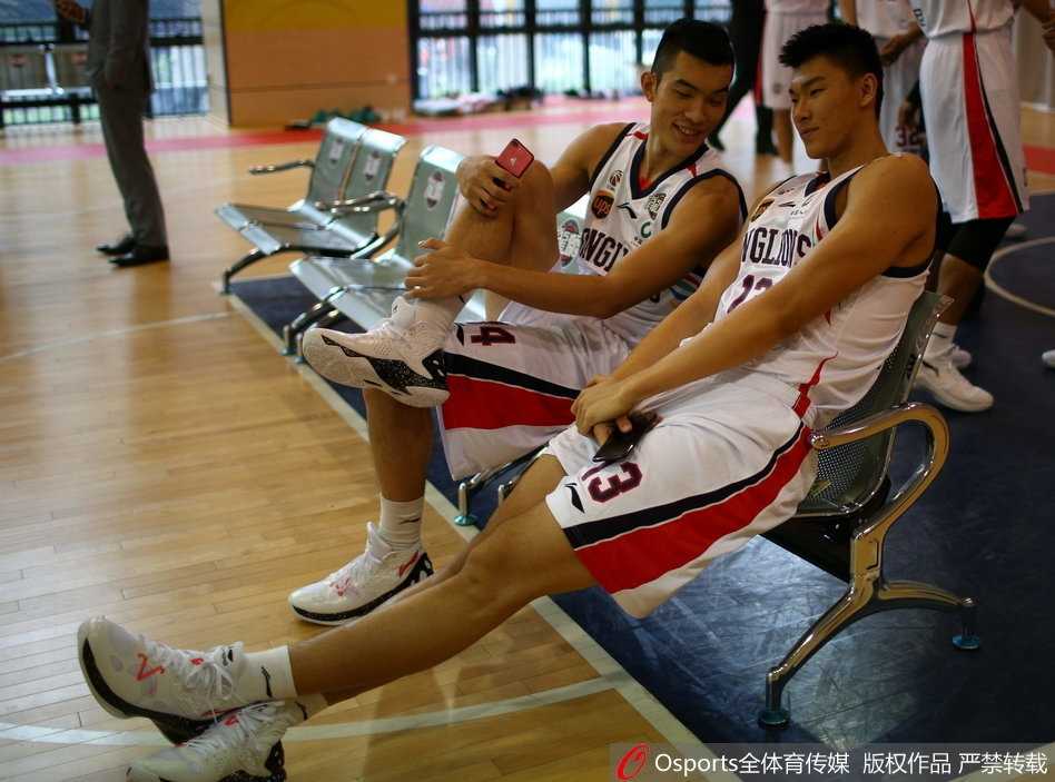 探秘广州龙狮队化妆间 光影定格在传奇起航的2017年秋天 拍摄间隙,球员们围坐在一起观看刚才的样片,手指屏幕讨论着 pose 的细节,此刻的欢声笑语将转化为赛场上默契的配合与信任。