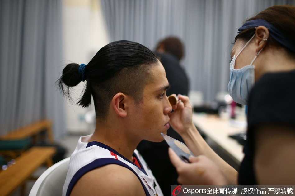 探秘广州龙狮队化妆间 光影定格在传奇起航的2017年秋天 外援泰勒·汉斯布鲁在化妆间里露出憨厚笑容,高大的身躯蜷缩在化妆椅上,赛前的放松时刻被镜头定格,铁汉柔情一览无余。