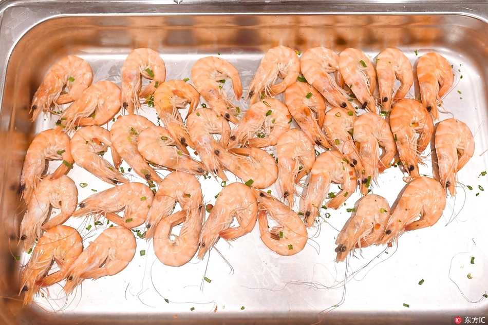 餐台上琳琅满目，从翠绿的时蔬到诱人的荤菜，色彩斑斓，热气腾腾，像是为运动员们特别定制的能量补给站。