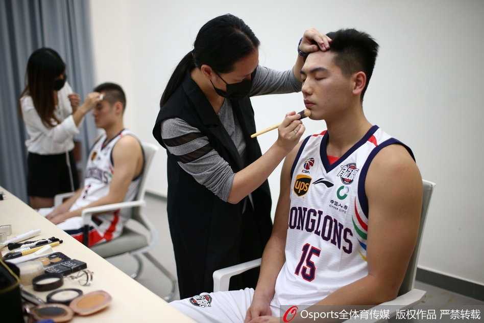 化妆镜前，状元秀陈盈骏正闭眼享受化妆师的精心修饰，平和的面容下，一颗带领球队冲击季后赛的决心早已跳动不已。