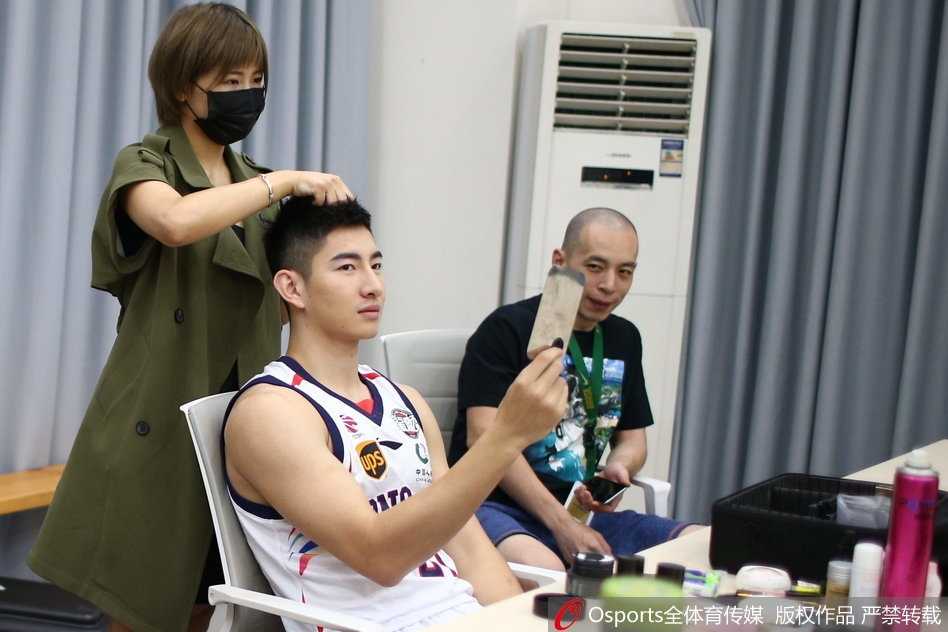 三外援福格、汉斯布鲁与桑尼并排而立，强烈的时尚感与压迫力扑面而来，他们将组成广州龙狮攻城拔寨最锋利的三叉戟。