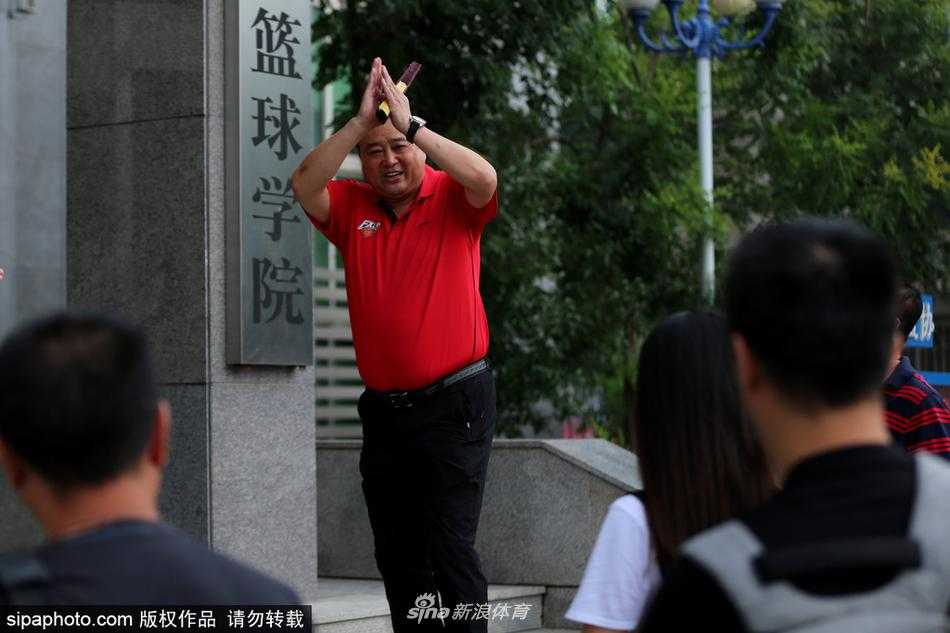 校长李明的办公室里，书柜上整齐摆放着各类篮球战术书籍和多年带队获得的奖杯，桌上一张他与少年周琦的合影被擦拭得一尘不染，阳光恰好洒在相框上，折射出温暖的光芒。