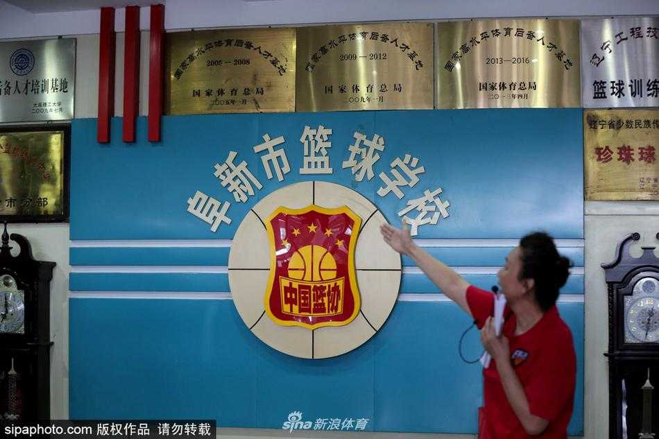 室外标准塑胶篮球场上，一群十来岁的小球员正在教练的哨声下进行折返跑训练，稚嫩的脸庞上挂满汗珠，眼神却异常坚定，远处的夕阳将他们的影子拉得很长很长。