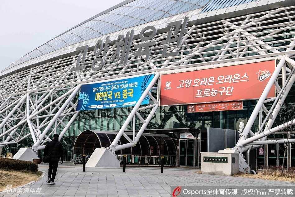 中国男篮队员们正在进行赛前适应训练，丁彦雨航神情专注地进行投篮练习，身旁的队友们正在积极热身