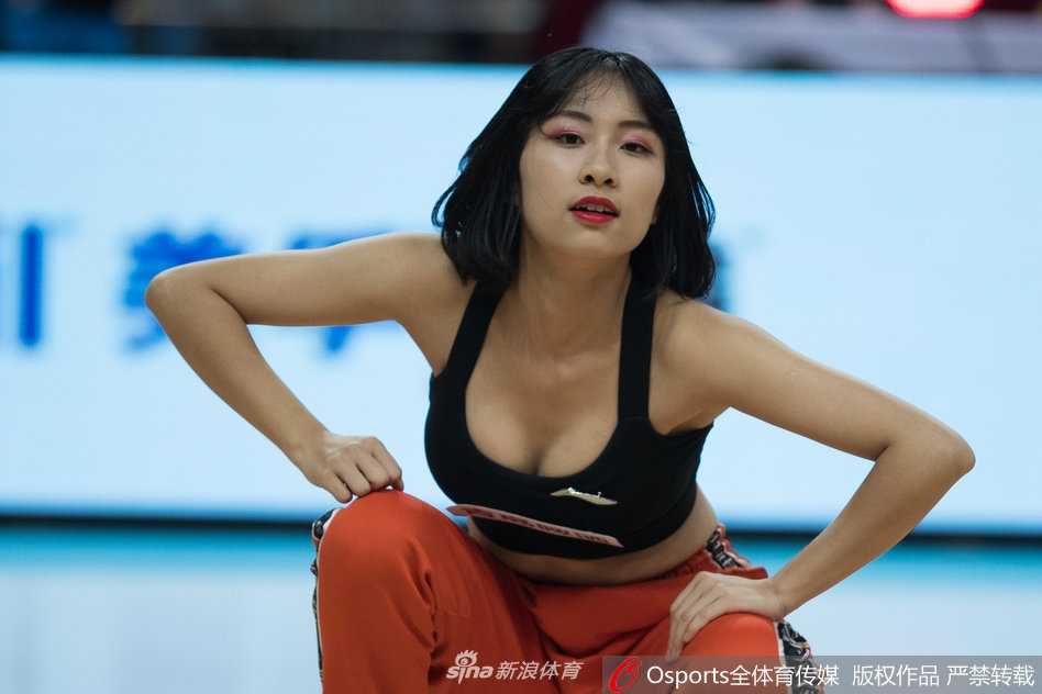 伴随着音乐的鼓点，这位笑容灿烂的宝贝尽情舞动，飞扬的发丝和自信的表情，完美诠释了篮球宝贝作为赛场‘活力引擎’的独特魅力。