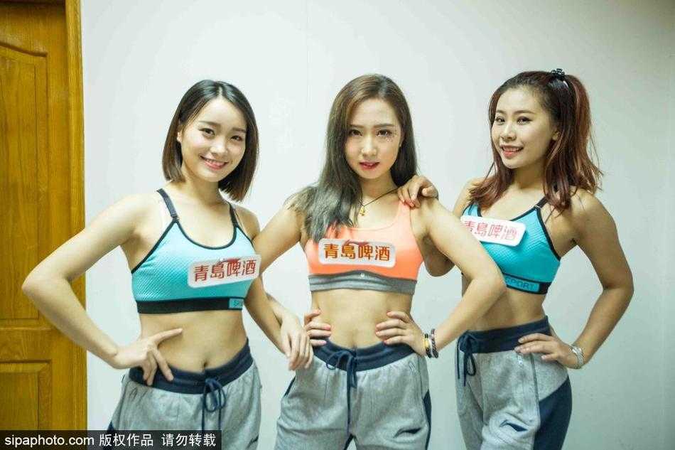 揭秘赛场边的活力风景线 探访龙狮篮球宝贝的台前幕后 在略显拥挤但充满欢声笑语的更衣室里,篮球宝贝们正围坐在一起,全神贯注地对着镜子勾勒妆容,为即将开始的表演做最后准备。