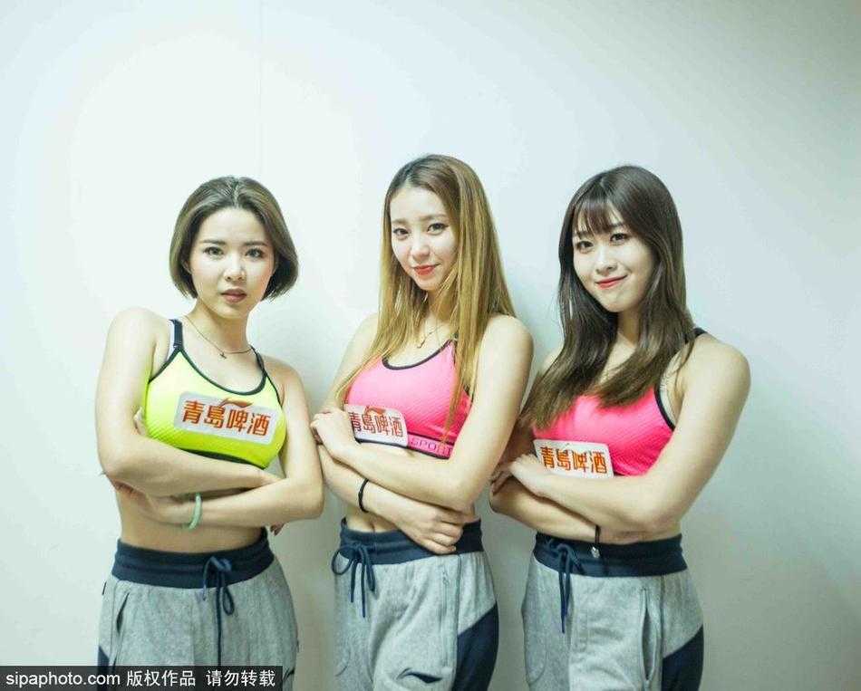 揭秘赛场边的活力风景线 探访龙狮篮球宝贝的台前幕后 出发前的最后集结,篮球宝贝们将手叠放在一起,齐声高喊加油口号。身后的衣架上挂满了色彩鲜艳的表演服,如同她们即将为赛场涂抹上的亮丽色彩。